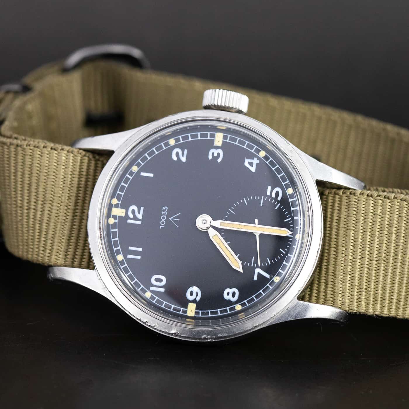 Omega W.W.W. "Dirty Dozen" rannekello vuodelta 1944