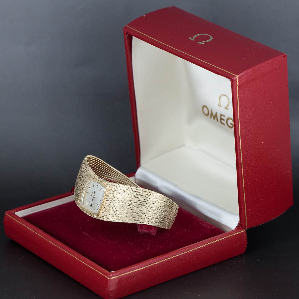 14k NOS Omega naisten rannekello 1970-luvulta.