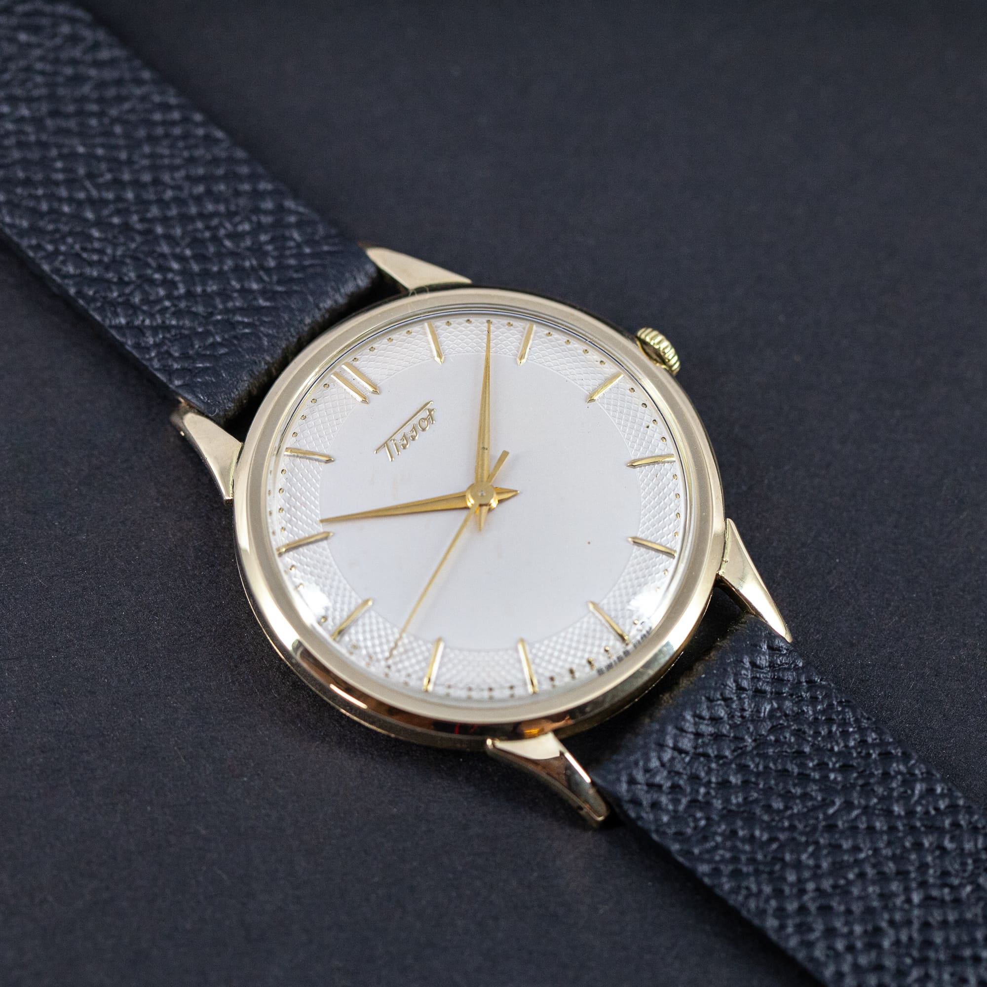 14k Ch. Tissot & Fils pukukello vuodelta 1955